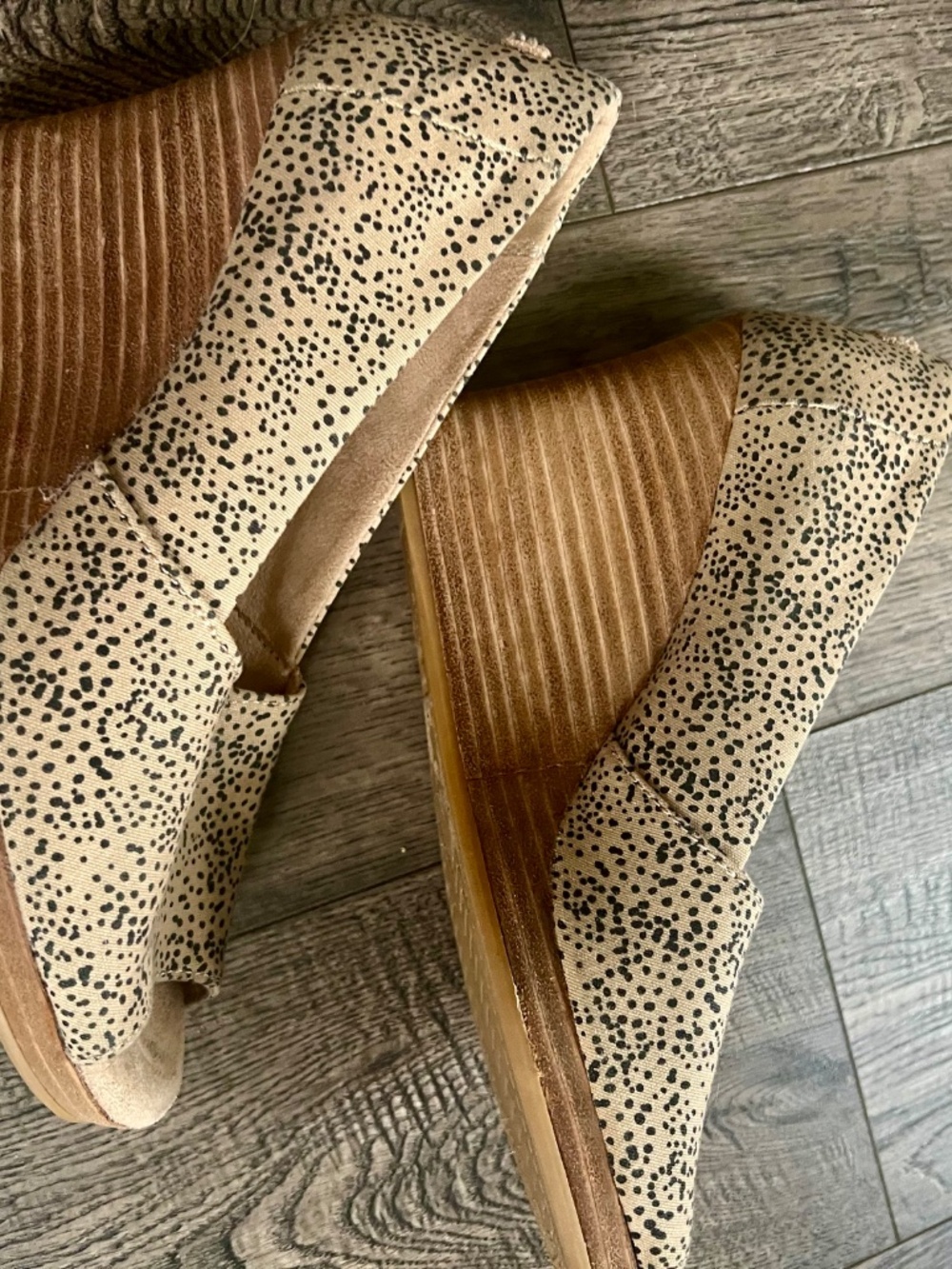 2 pair Tom’s wedge heels denim metallic copper and animal print EUC size 8 - Picture 10 of 13